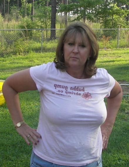 19P Mature ladies braless cleavage pokies 202