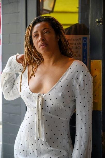 19P Mature ladies braless cleavage pokies 202