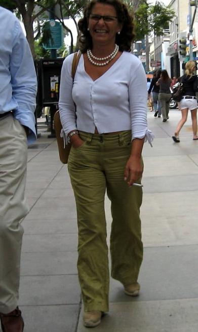 19P Mature ladies braless cleavage pokies 202