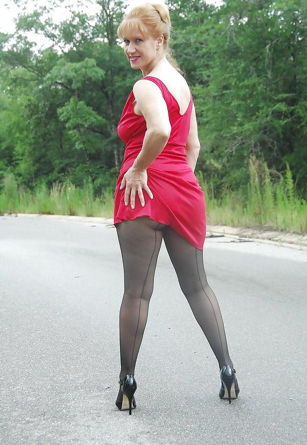 25P Gorgeous Pantyhose Milf