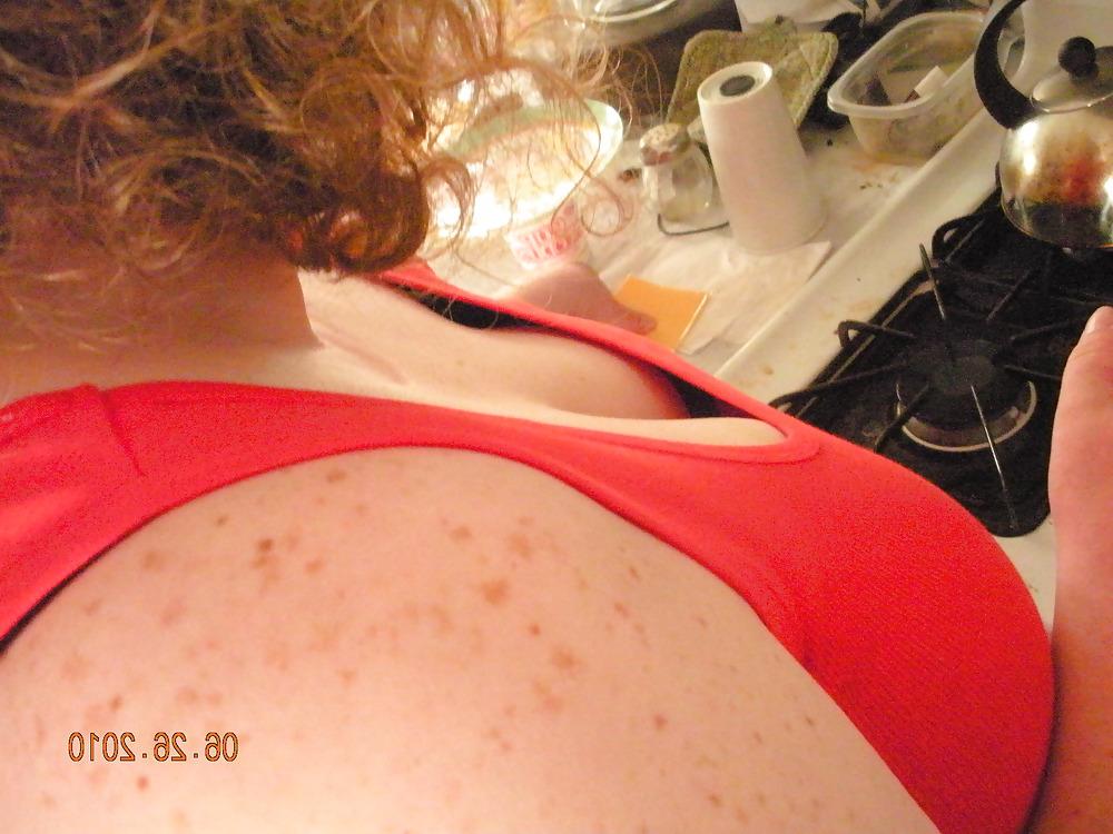 5P Wife cleavage