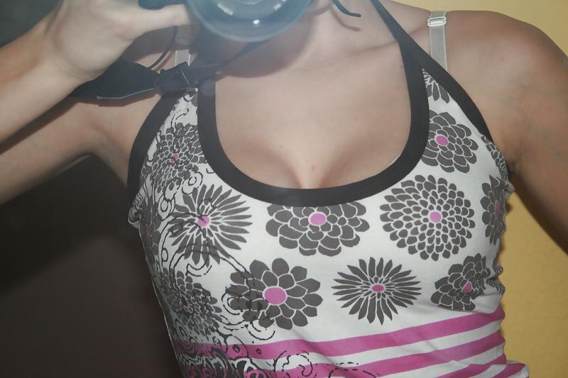 13P Great cleavage and downblouse pics