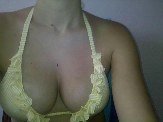 13P Great cleavage and downblouse pics