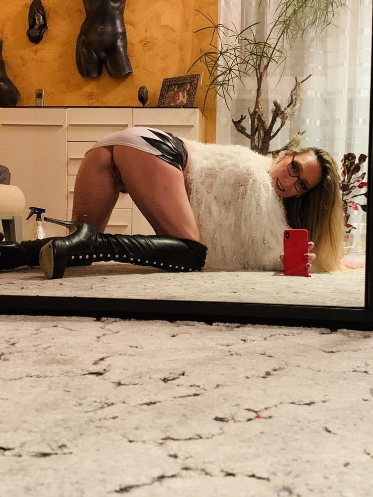 25P A German fetish lady