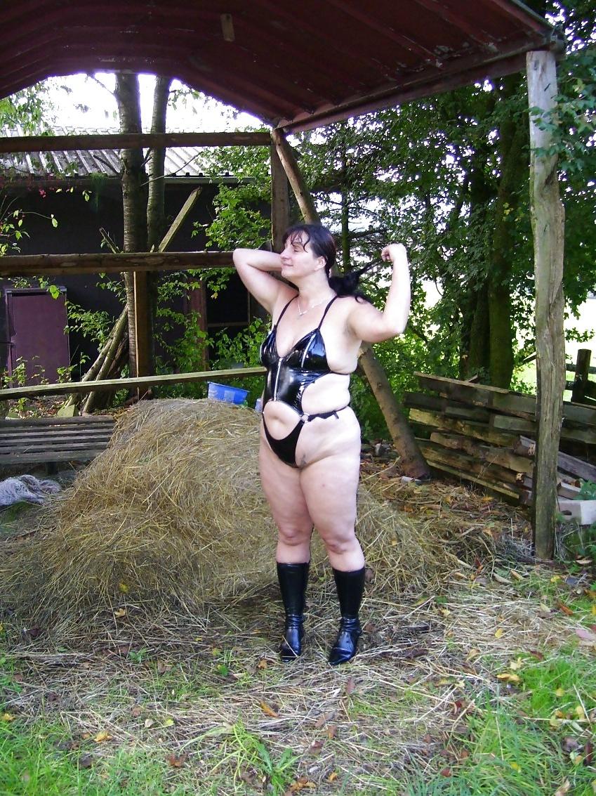 22P Bbw-corinna outdoor fun 