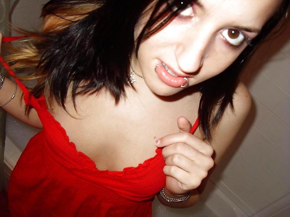 25P NICE LITTLE GOTHIC GIRL