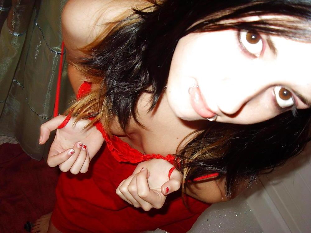 25P NICE LITTLE GOTHIC GIRL