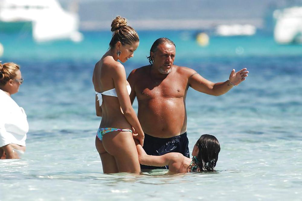 25P Elena Santarelli beach bikini candids great arse & cleavage