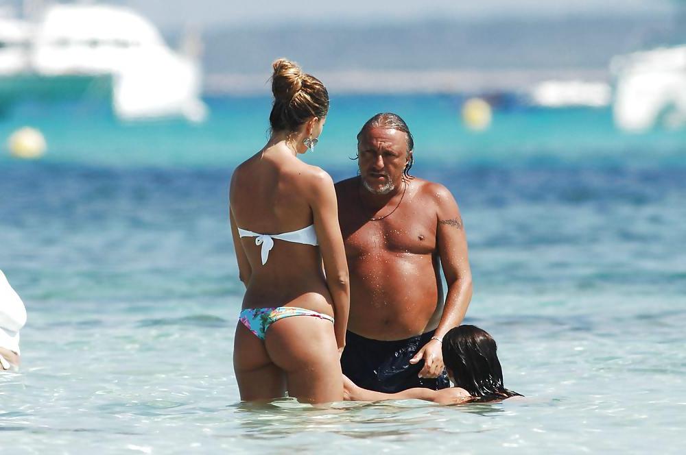 25P Elena Santarelli beach bikini candids great arse & cleavage