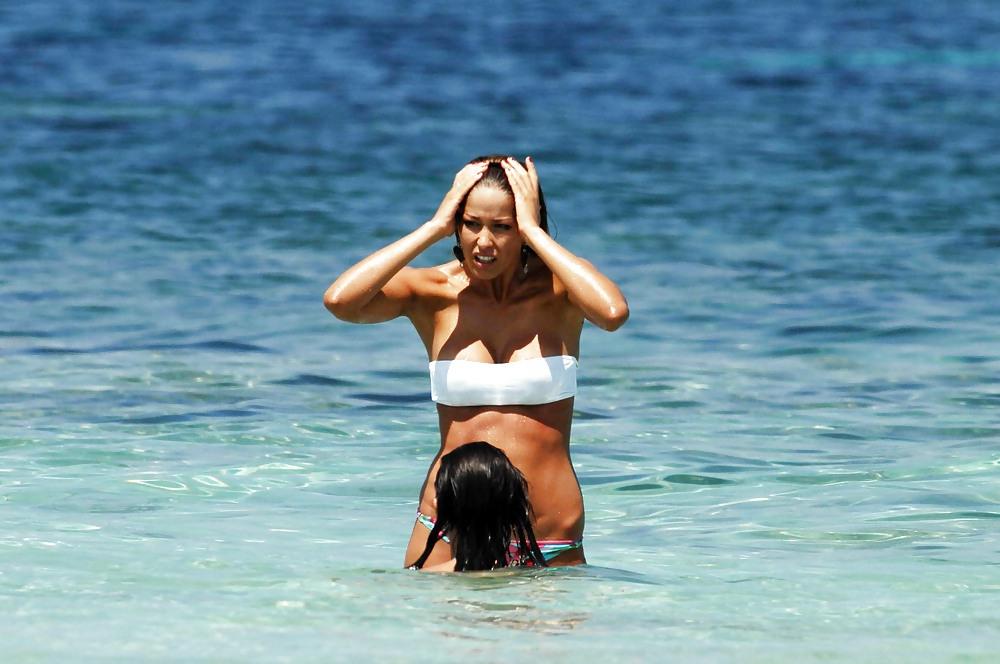 25P Elena Santarelli beach bikini candids great arse & cleavage