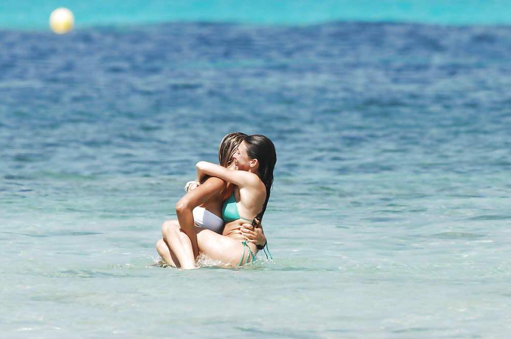 25P Elena Santarelli beach bikini candids great arse & cleavage
