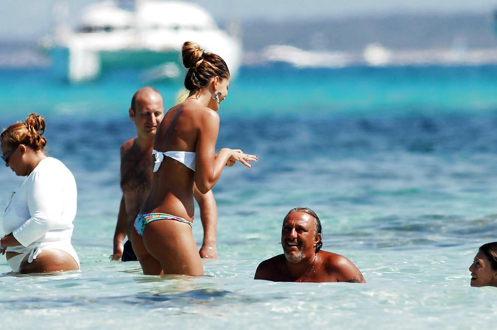 25P Elena Santarelli beach bikini candids great arse & cleavage