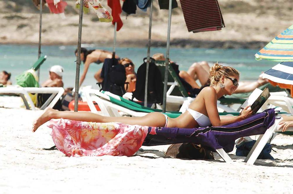 25P Elena Santarelli beach bikini candids great arse & cleavage
