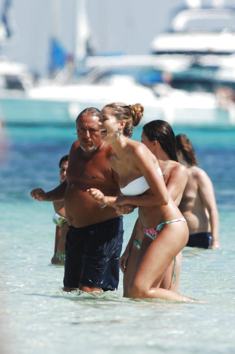 25P Elena Santarelli beach bikini candids great arse & cleavage