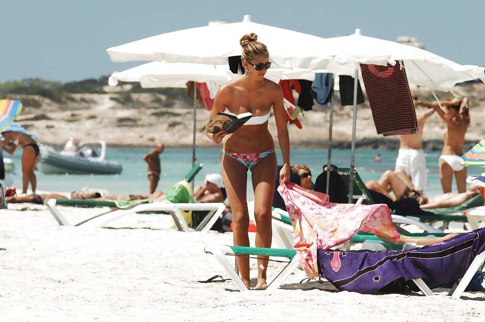 25P Elena Santarelli beach bikini candids great arse & cleavage