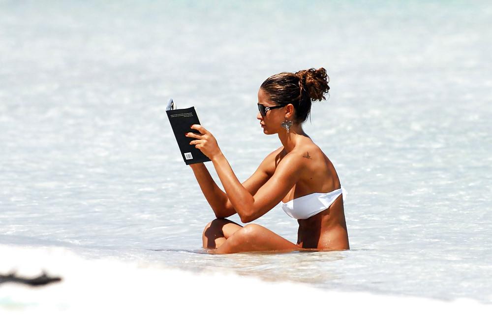25P Elena Santarelli beach bikini candids great arse & cleavage