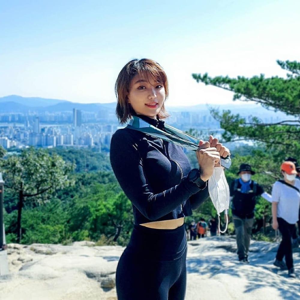 19P Wet Sporty Korean Loves Her Skimpy Tights