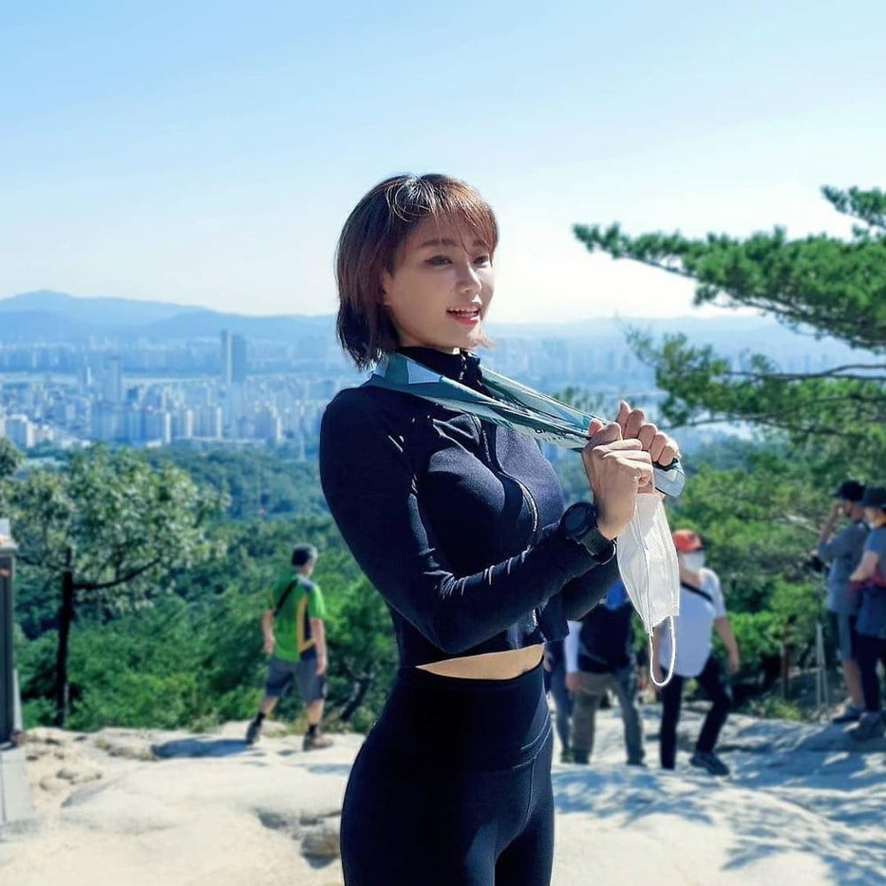 19P Wet Sporty Korean Loves Her Skimpy Tights