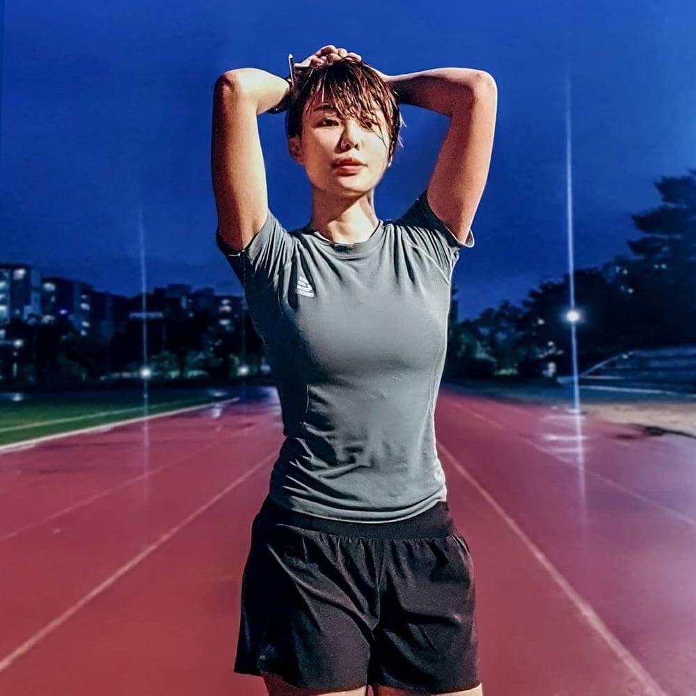 19P Wet Sporty Korean Loves Her Skimpy Tights