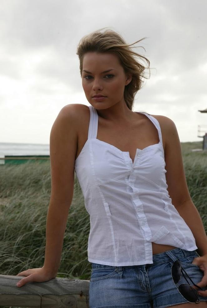 25P Gorgeous Margot Robbie