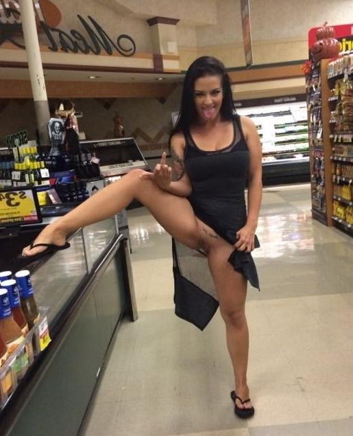 25P Latinas FLASHING in PUBLIC
