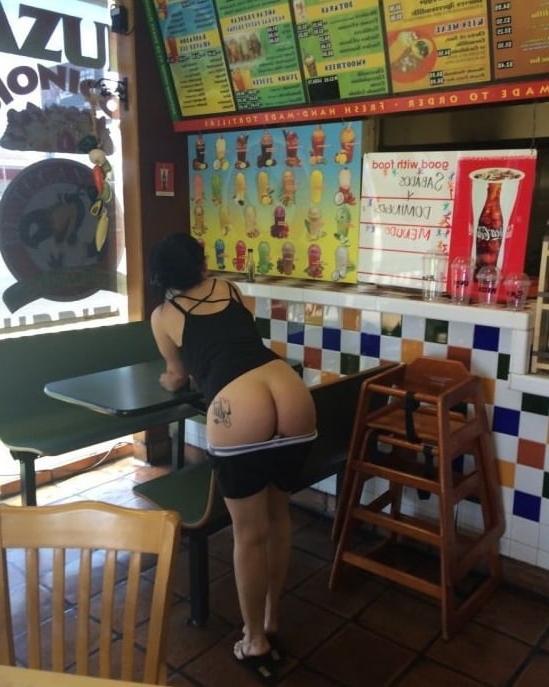25P Latinas FLASHING in PUBLIC