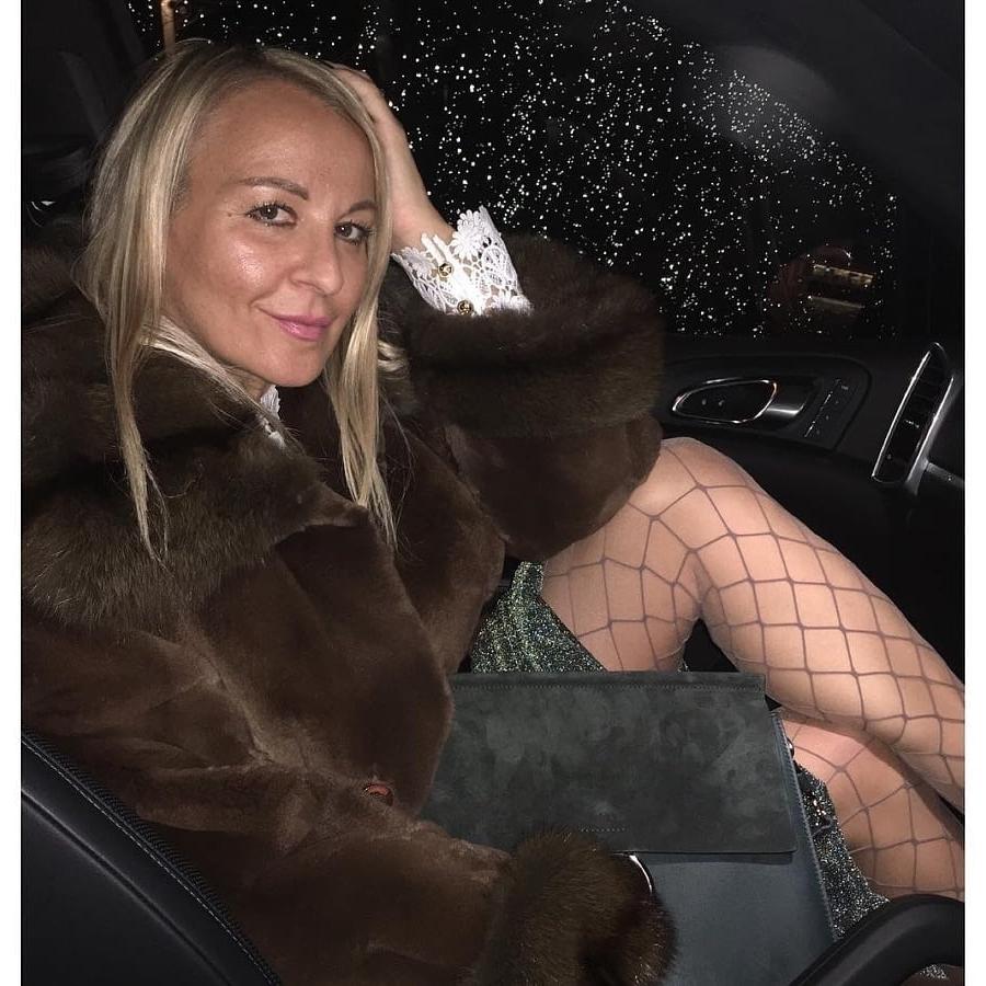 25P Elegant classy slut