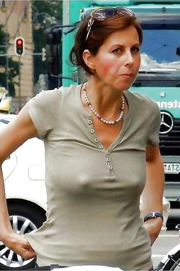 25P Mature ladies braless cleavage pokies 200 special my favorit