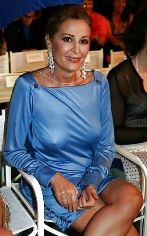 25P Mature ladies braless cleavage pokies 200 special my favorit