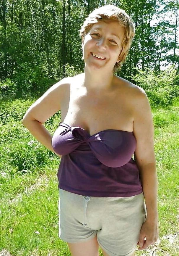 25P Mature ladies braless cleavage pokies 200 special my favorit