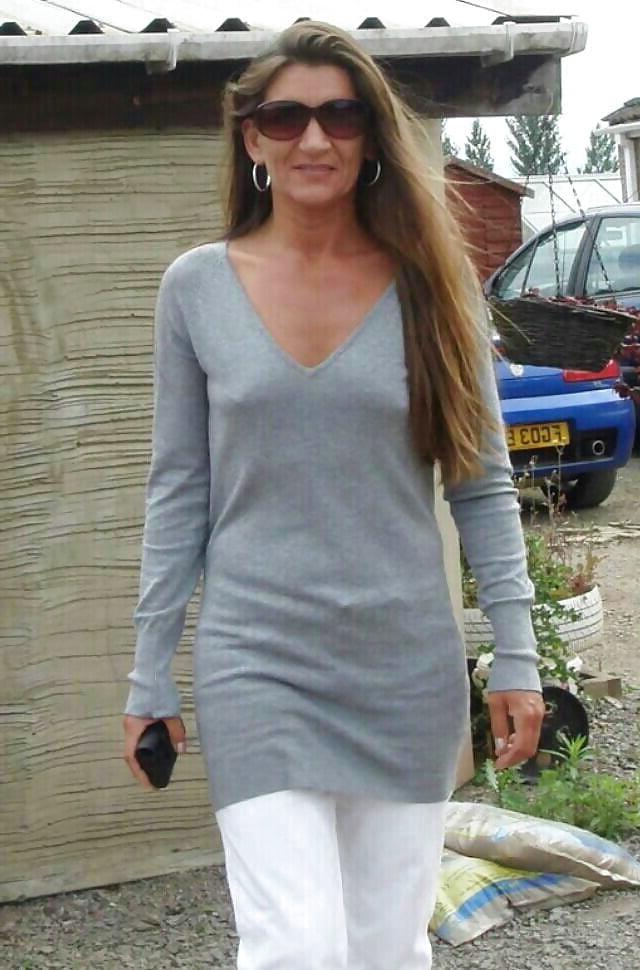 25P Mature ladies braless cleavage pokies 200 special my favorit