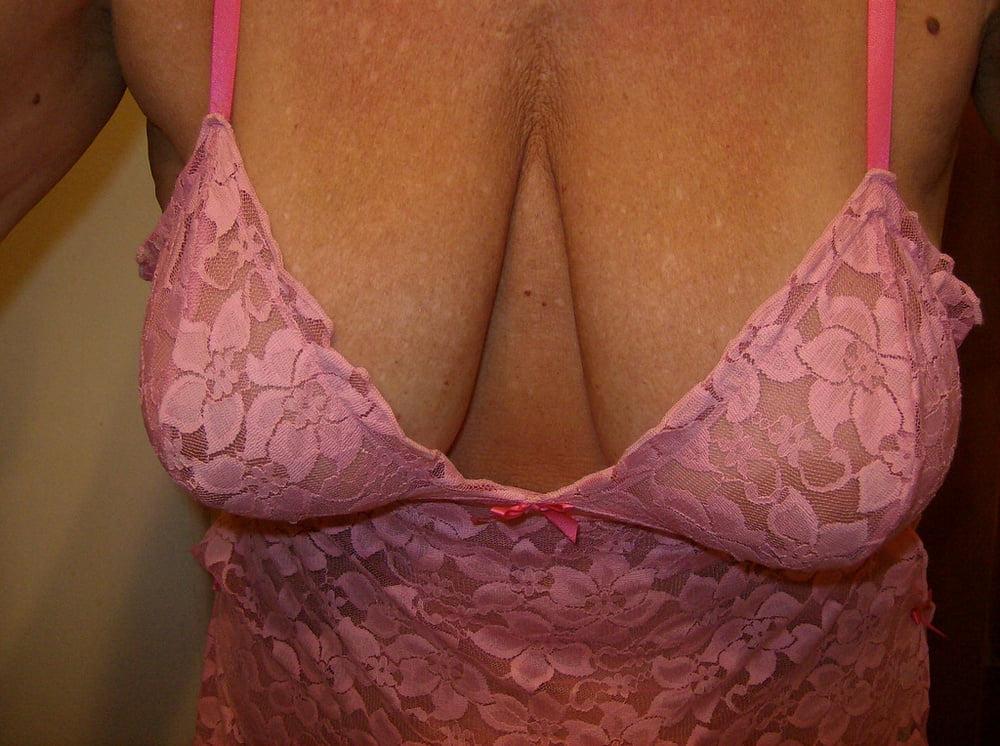 25P Mature Loves To Show Off Her Cleavage And Tits