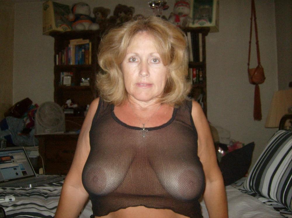 25P Mature Loves To Show Off Her Cleavage And Tits