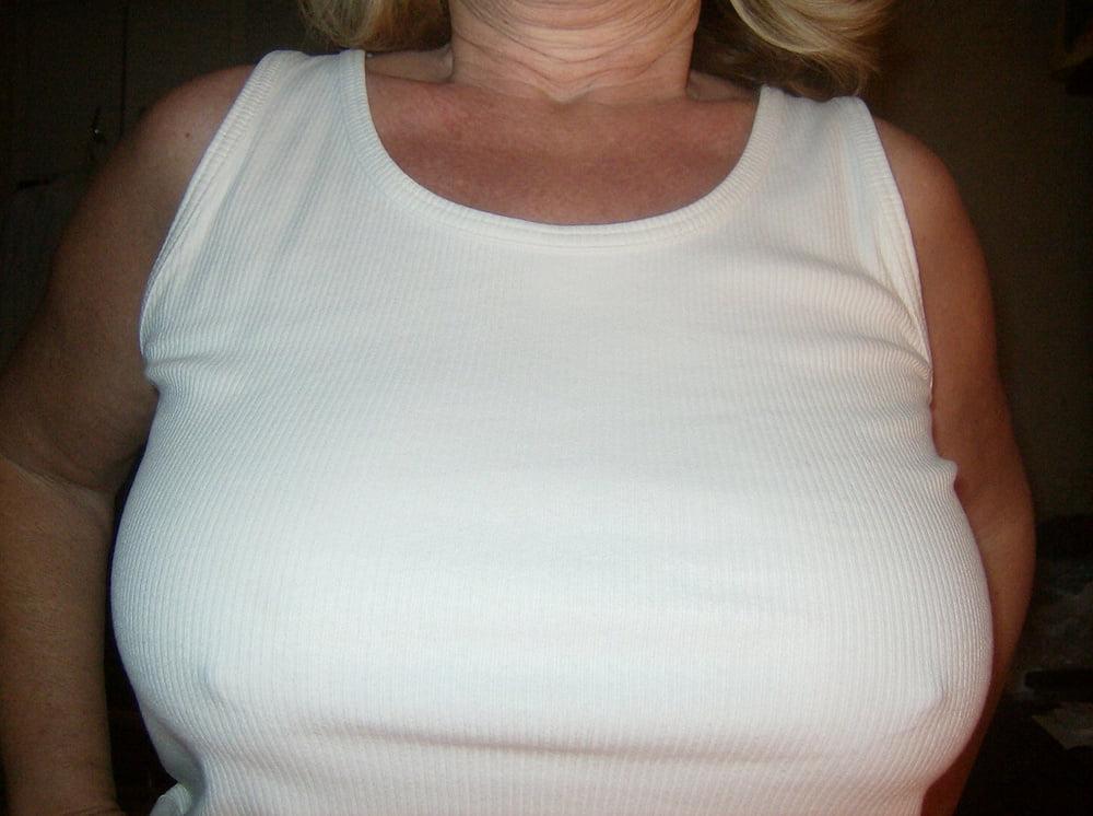 25P Mature Loves To Show Off Her Cleavage And Tits