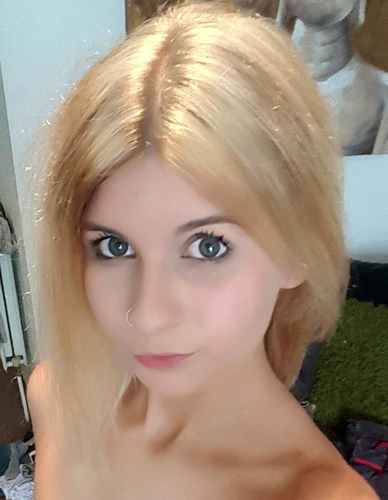 25P BLONDE LADY POSING
