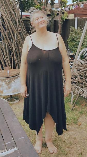 20P Mature ladies braless cleavage pokies 201