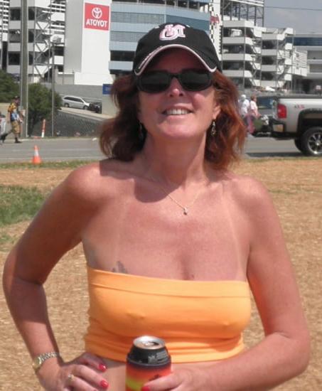 20P Mature ladies braless cleavage pokies 201