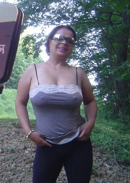 20P Mature ladies braless cleavage pokies 201