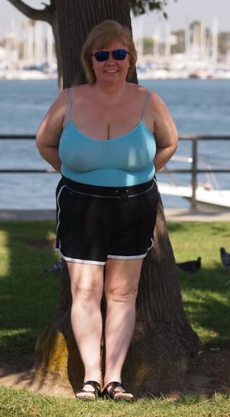 20P Mature ladies braless cleavage pokies 201