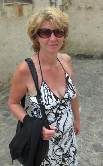 20P Mature ladies braless cleavage pokies 201