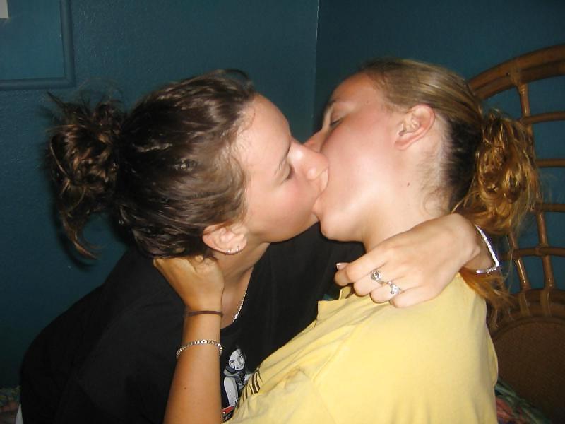 25P Misc Amat Kissing Girls