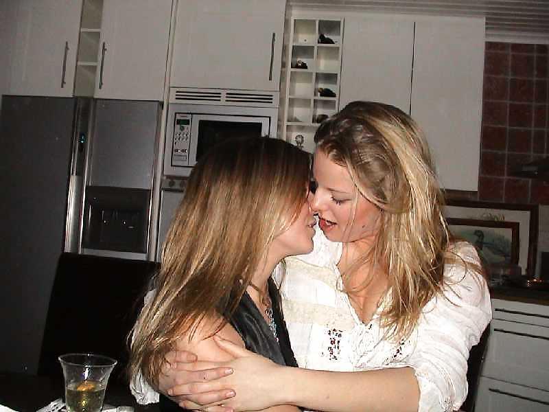 25P Misc Amat Kissing Girls
