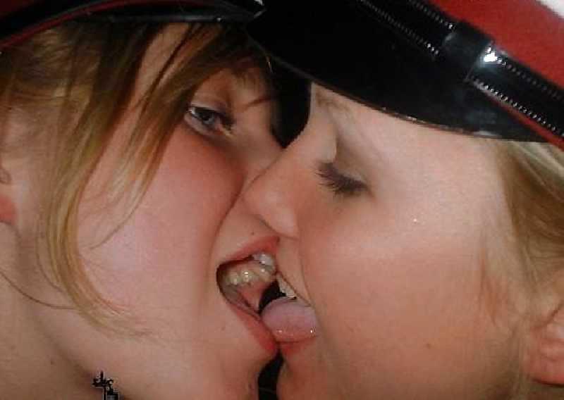 25P Misc Amat Kissing Girls