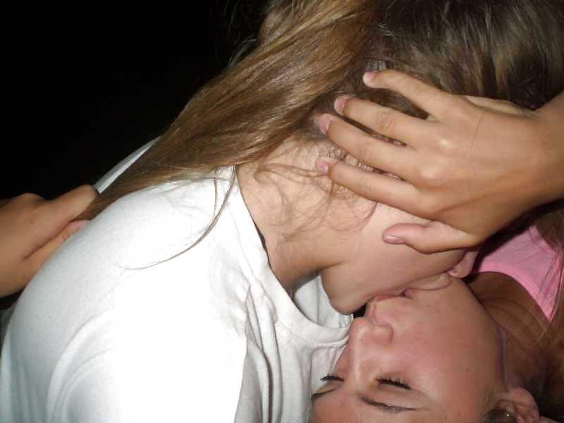 25P Misc Amat Kissing Girls