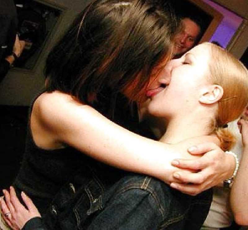 25P Misc Amat Kissing Girls