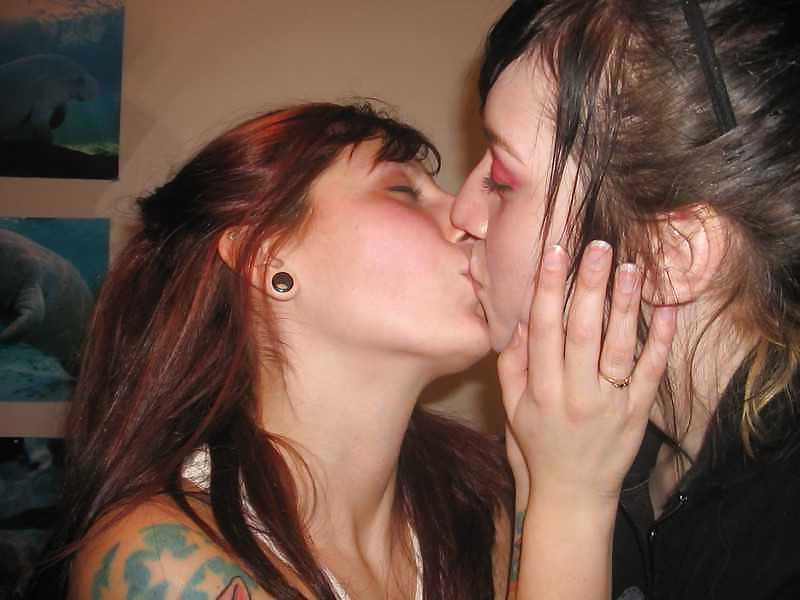 25P Misc Amat Kissing Girls