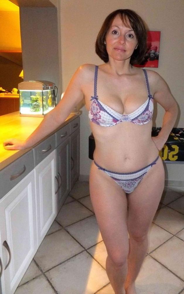 25P Sexy Grandma Spread her Legs 16