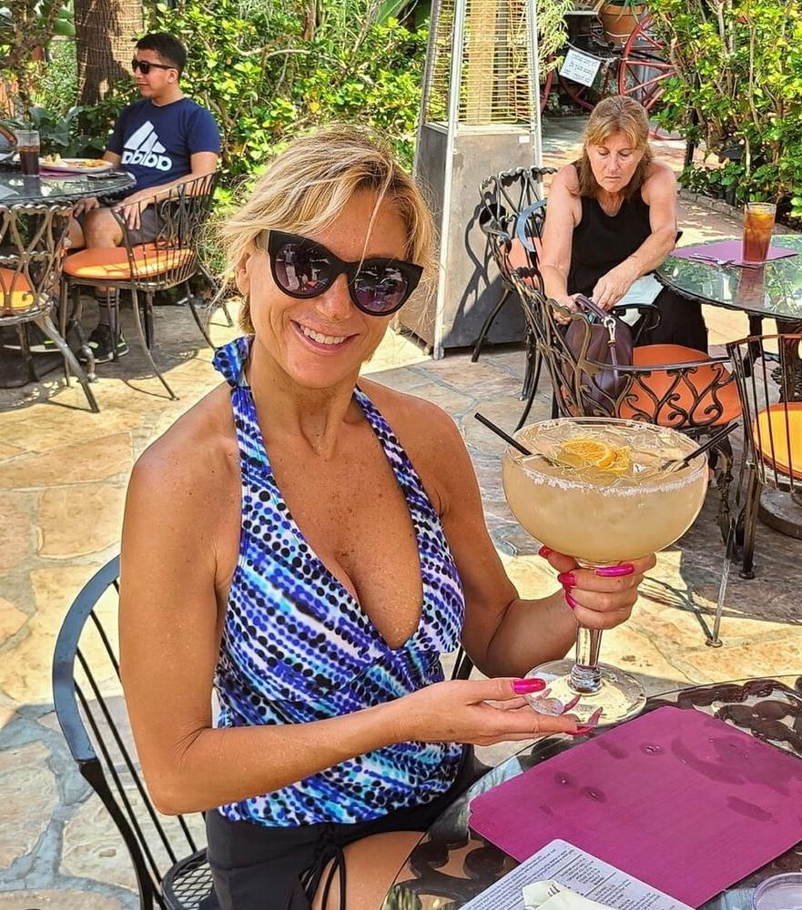 25P Sexy Grandma Spread her Legs 16
