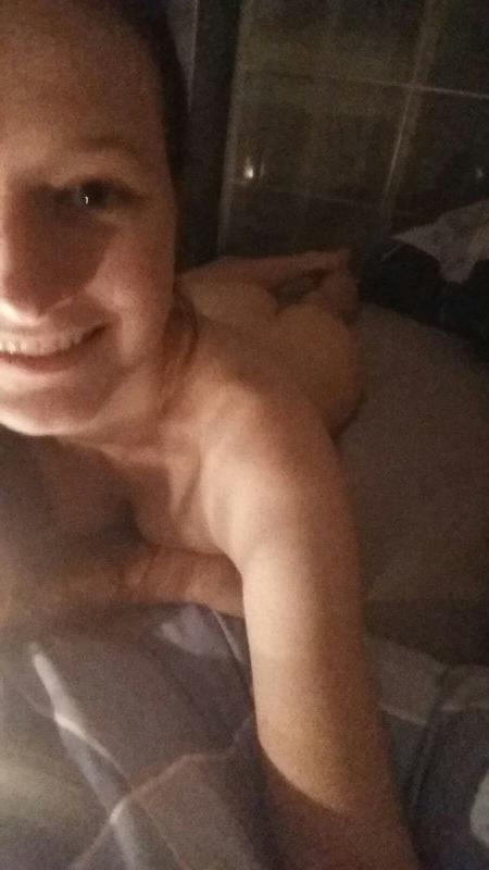 9P Carolin the slut shows her gorgeous body