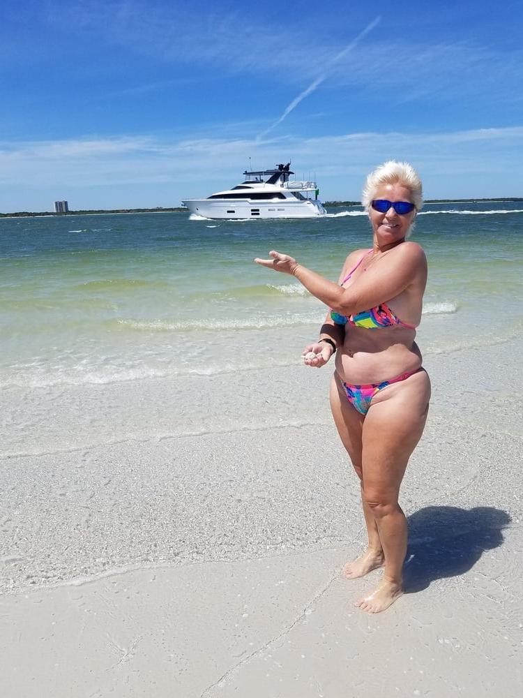 21P Sexy grandma in bikini